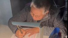 天津：宿管大爷夜里挑灯练字 学生：还有什么理由不努力