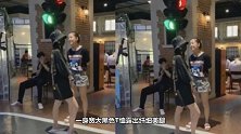 小海绵要子承父业学爸爸黄晓明体验当消防员，模样很是呆萌可爱