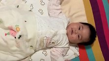 妈妈在家哄小宝宝，宝宝开心的摇啊摇，小表情简直要把人萌翻了！