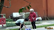 国产整蛊大师-第154期-拾荒老人不幸摔倒，路人反应令人痛心