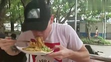 老外在中国吃了份拌面，秒杀汉堡薯条，什么人间美味！