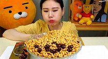 韩国弗朗西斯卡吃一大碗小饼干牛奶捞！