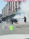 黑龙江大庆：车辆自燃，众人拿灭火器飞奔救火