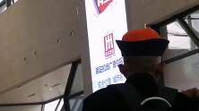 前面那位大爷的帽子，就是与众不同，看着真搞笑！