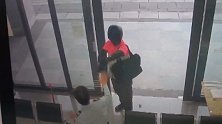 中国台湾：男子持辣椒水喷洒保安 1分钟抢劫银行5万多现金