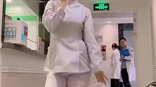 小护士跳舞也太可爱了，真是好看啊，太美了