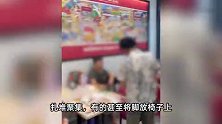 老人扎堆华莱士蹭空调，商家无奈买喇叭喊话驱赶：严重影响营业