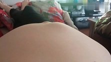史上最强胎动，孩子在肚子一顿拳打脚踢，宝宝在孕妈肚子里做运动