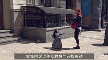 路边站着一个“怪娃娃”，美女拿出手机拍照，下一秒当场崩溃！