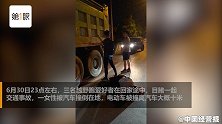 万幸命真大，烧烤店女员工被车撞伤，医生跑友正好路过紧急施救！