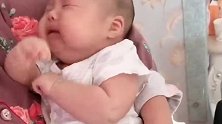 小宝宝知道抛媚眼了，躺在奶奶的怀里居然向妈妈卖萌，小表情好萌