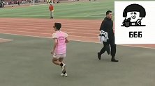 搞笑视频：看到他一身打扮，女孩子都自愧不如