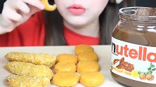 美女试吃榛子巧克力酱配黄金炸鸡块炸鸡柳
