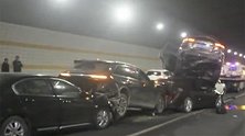 广东韶关：隧道内5辆车“叠罗汉”追尾 车主痛心：刚买的