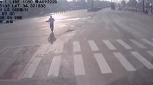 执勤交警突然晕倒 公交司机停车救助突然晕倒交警