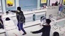 监拍！男子商场持水果刀劫持店员索要枪支 被电击枪瞬间制服