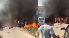 山东安丘一辆汽车起火引燃七辆 热心路人帮车主倒车