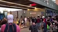 拦不住！巴萨球迷闯入诺坎普 集体高喊“巴托梅乌辞职”