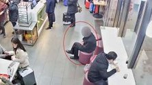 湖北武汉：宿醉后误了火车，男子借酒消愁晕倒便利店