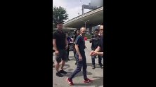 西甲-1617赛季-伊涅斯塔已经抵达上海 为球迷签名后 乘车离开-专题