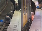 悉尼一老人在火车站晕倒跌入铁轨 火车紧急制动停在其身前
