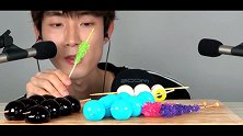 各种颜色的冰晶棒棒糖和各种造型的果冻软糖，小哥哥太有口福了