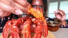 黑人大姐吃蟹钳，蟹腿，白嫩蟹肉蘸酱料，大口吃的真香，吃相诱人