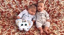 龙凤胎宝宝坐沙发上玩，接下来哥哥的动作好萌，把妹妹逗得好开心