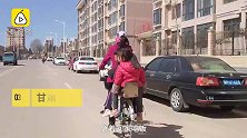 她改装自行车后座，载3娃路上疾驰