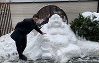 辽宁沈阳：老婆让清理积雪，他用一天堆出弥勒佛雪人