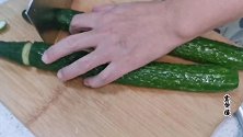小厨教你做拍黄瓜，脆爽入味，夏天必备，家常菜也能做出饭店味！