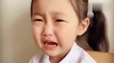 宝宝小萝莉太爱臭美了，不让穿新衣服哭起来了