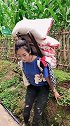 小姐姐自食其力，每天五袋水泥，从山下背到山上！