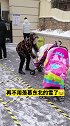 一场期待已久的雪后，青岛人接孩子放学️绝对全幼儿园最靓的仔青岛 青岛下雪 雪