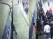 印度一乘客上火车时掉入列车和站台缝隙中 幸运被救出
