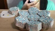 美女吃蛋糕，细嚼慢咽吃的津津有味