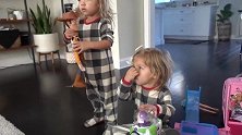 妈妈拆了很多玩具，姐妹开开心心的玩耍，太有趣了！