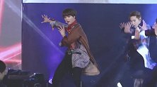 NCT成员们在表演时用尽全力，表演完就成了一个腼腆的小男生