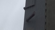吓到腿软！3名“蜘蛛人”被困20层高楼 悬空吊在楼侧摇摇欲坠