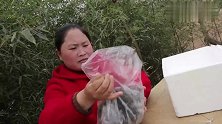 用冻梨榨汁是啥味？胖妹8个一起榨，边吃边喝真过瘾！