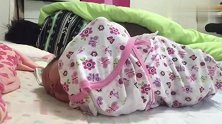爸爸为了睡个好觉，把小宝宝裹成这样，这招太绝了