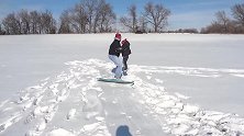 父亲从雪坡上滑下，没想到却把儿子撞到了，简直是太会玩了！