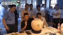 马云到访景德镇，变身陶瓷艺术家！在瓷器上写下这7个字