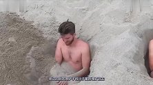 小伙为赢1万美元，将自己埋进沙滩比拼耐力，损友纷纷出招干扰