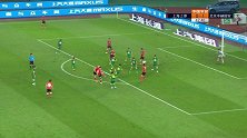 上港左侧角球造混乱 穆伊外围连续施射偏离门框