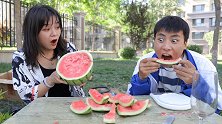 西瓜买一送一，学渣白吃半个瓜还喝完一杯醋，老板又被套路了！