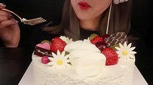 小姐姐独享一整个鲜奶油蛋糕，听咀嚼音感觉超级赞呀