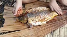 刚得手的鱼，村花立马烤了吃，刷上辣酱美滋滋