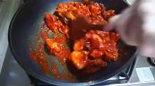 眼镜小哥用苏子叶卷肉吃！配上大碗白米饭，吧唧吧唧吃过瘾了
