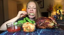 美女吃一只大烤鸡，扯下鸡腿大口吃，没吃完就饱了